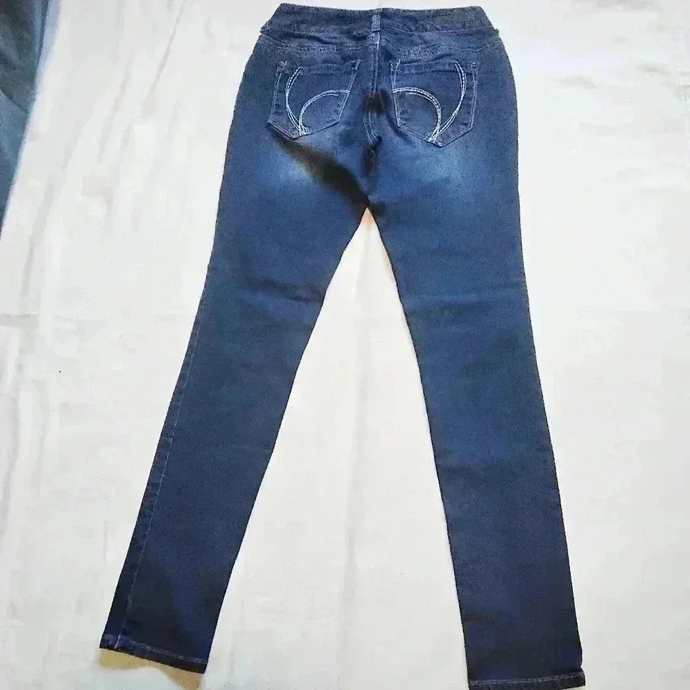 Ariya Jeans - Picture 2 of 2